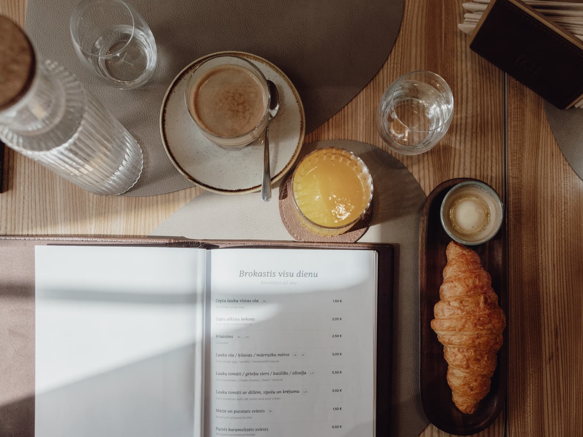 Konrāda Kafē — breakfast table